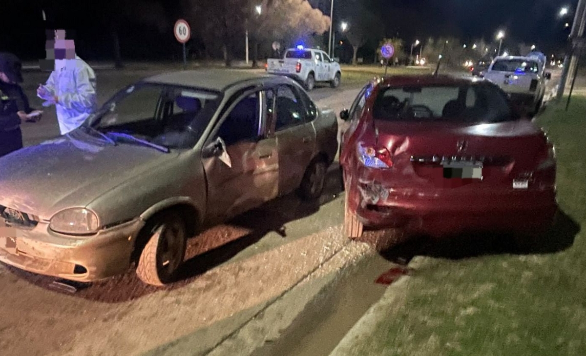 Intentó esquivar una motocicleta y chocó contra un auto estacionado