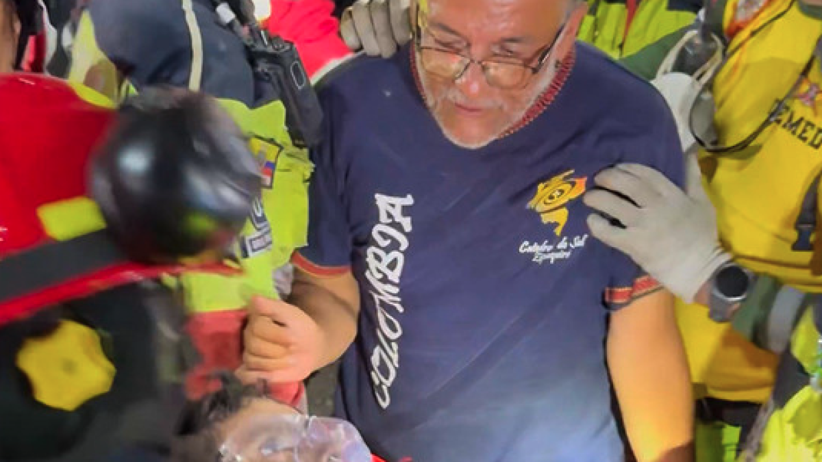 Padre se reencuentra con su hijo tras sobrevivir 122 horas bajo los escombros en Venezuela