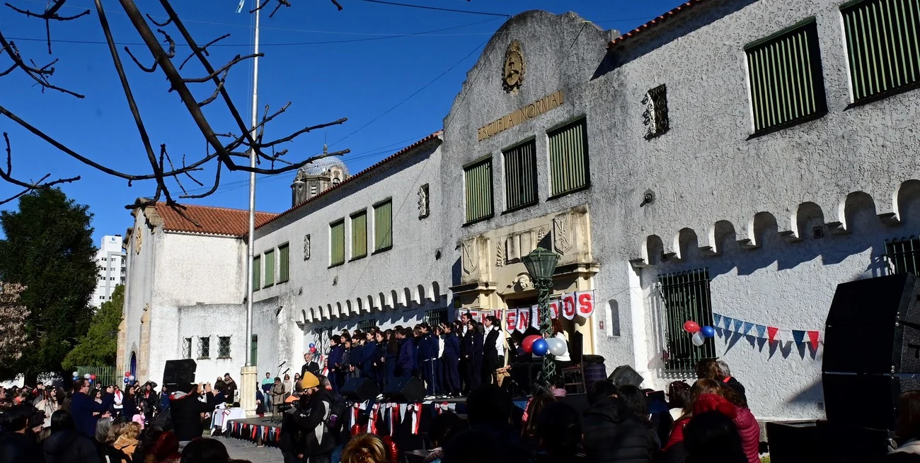 La Escuela Normal de Santa Fe cumplió 120 años y recibió el anuncio de obras integrales