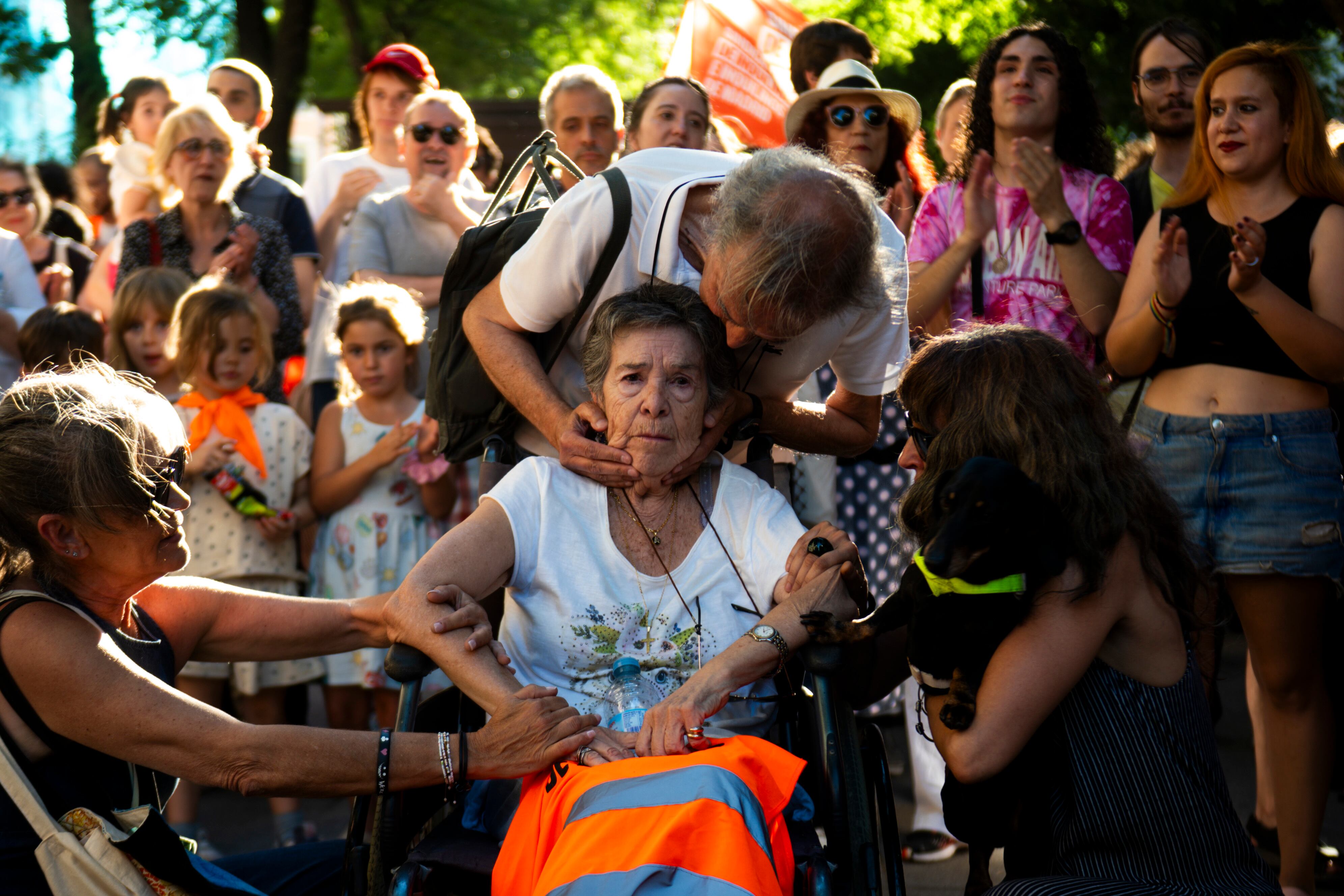 Los vecinos de Retiro se vuelcan con Maricarmen, de 87 años: "Nos encontramos de la noche a la mañana en la calle"