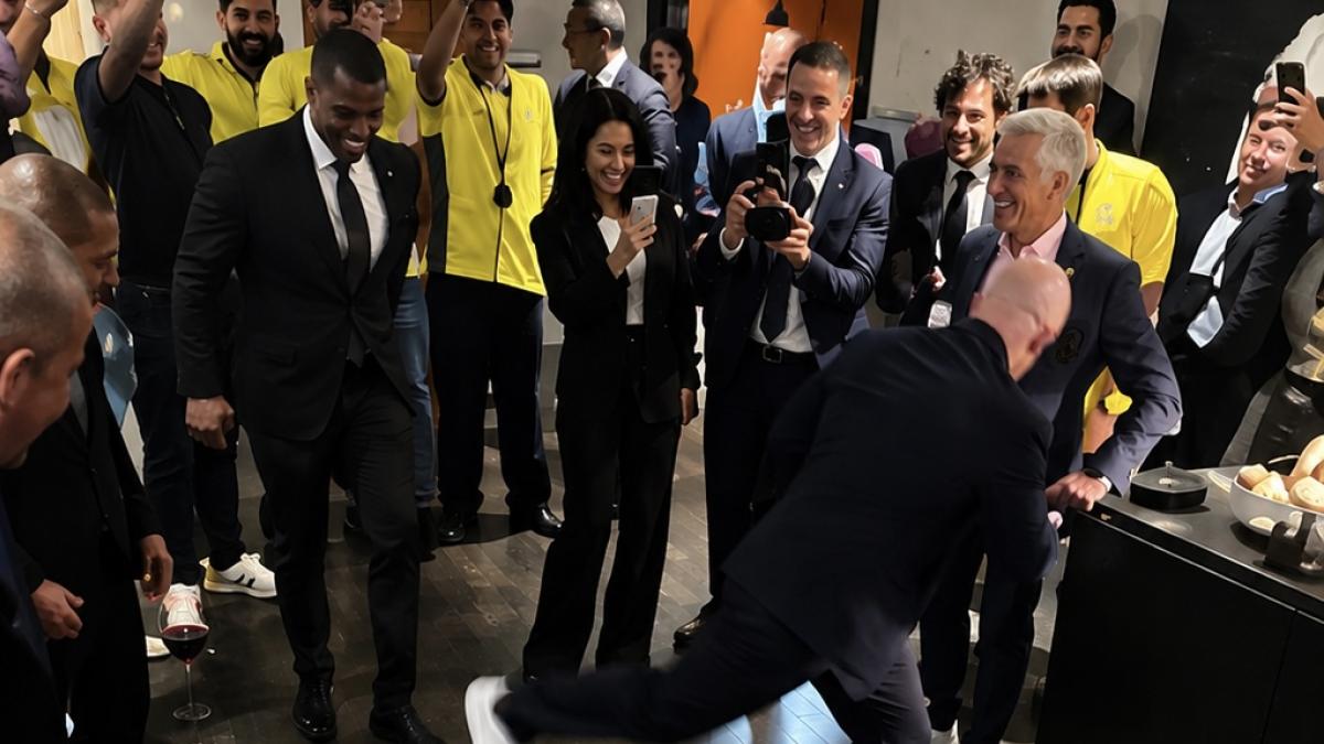 Cafú y Roberto Carlos exhiben a Gianni Infantino en un divertido "torito" en el Mundial 2026