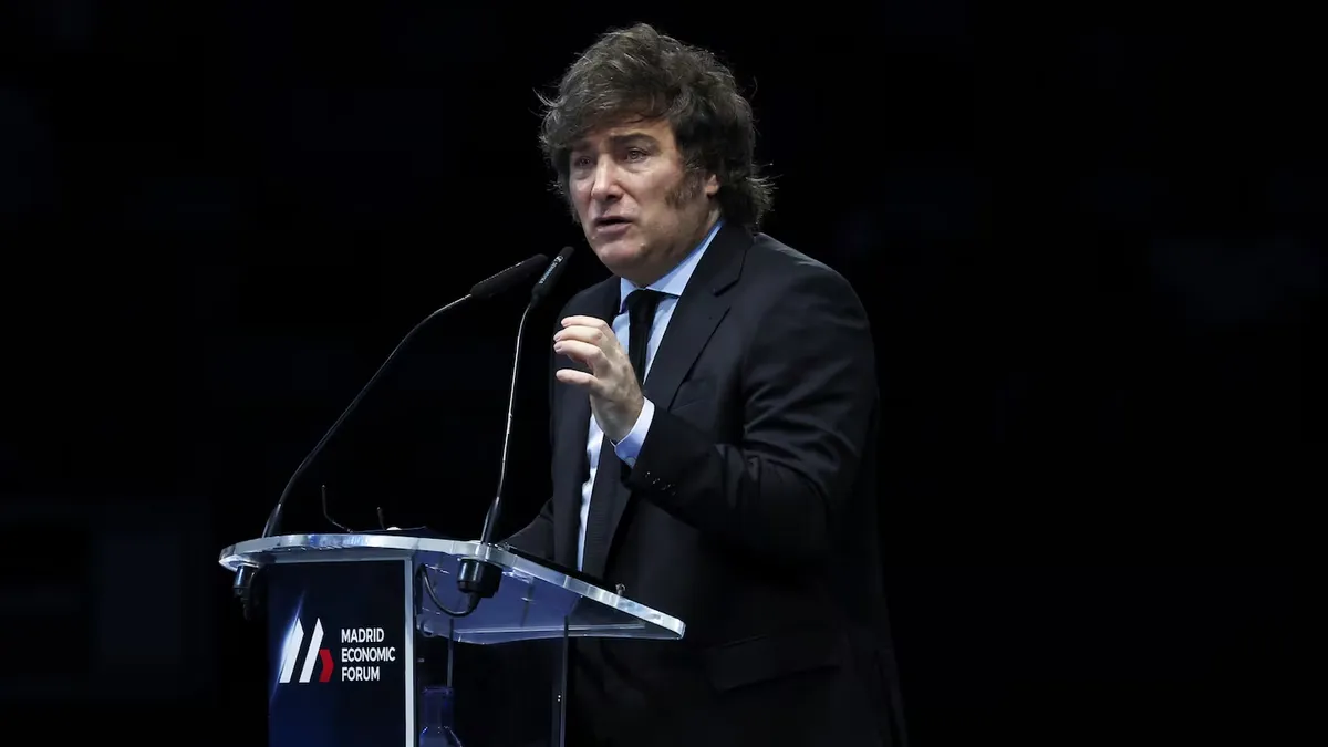 Javier Milei viajará a Madrid en medio de la tensión por el caso Adorni