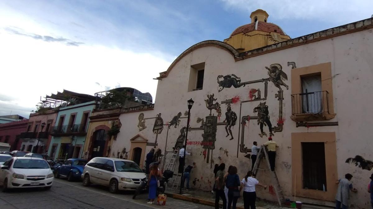 INAH y ciudadanos limpian el Templo del Carmen Bajo en Oaxaca tras pintas de arte urbano