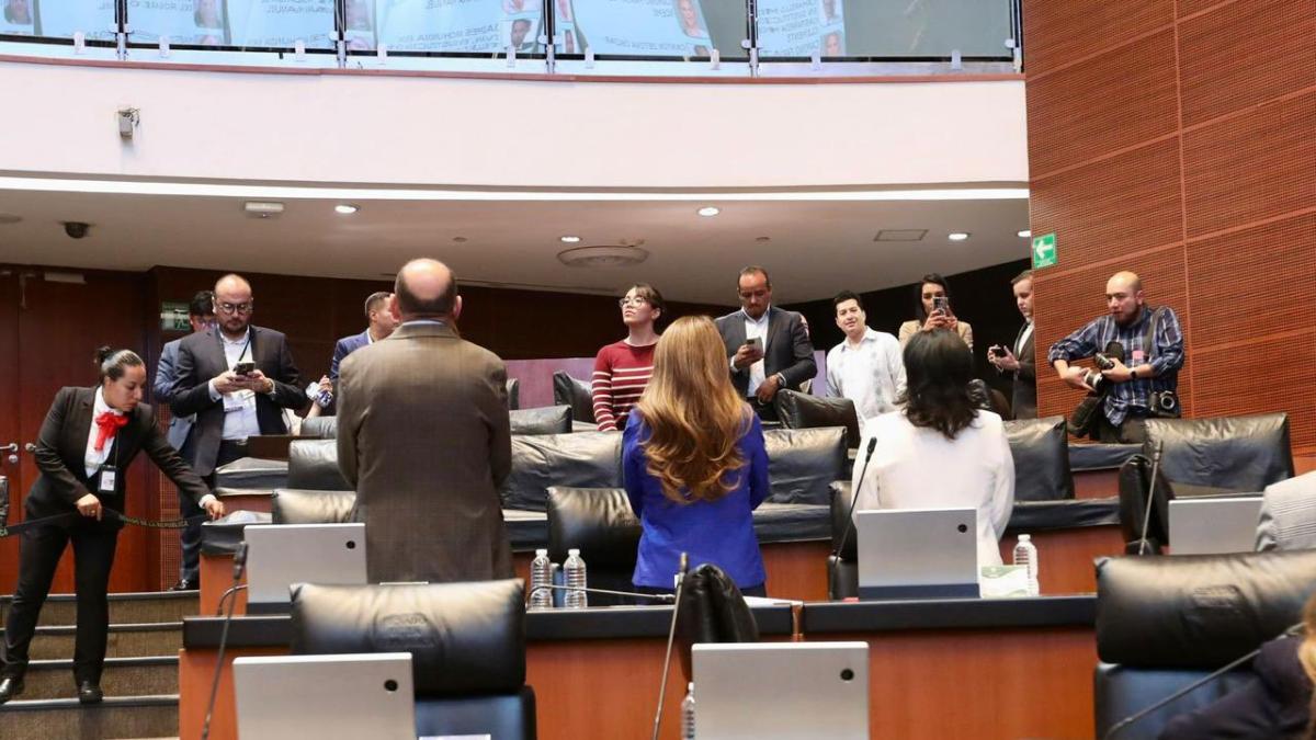 Senado vive jornada de albures, acusaciones y espaldas el pleno