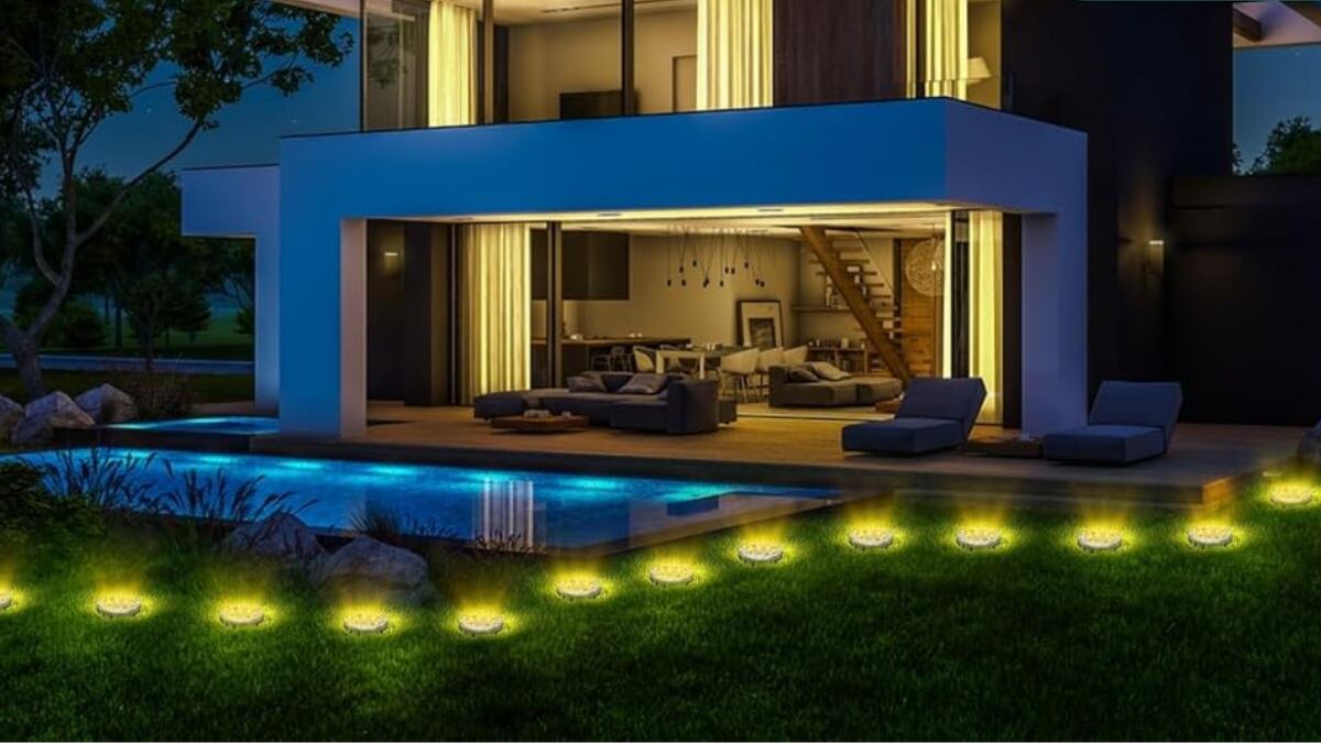 Luces solares para clavar en el césped: la forma más original y sostenible de iluminar tu jardín