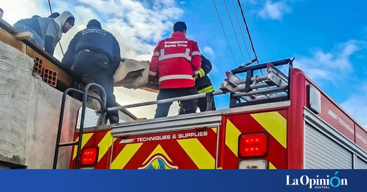Un hombre se descompensó sobre el techo de una vivienda y debió ser auxiliado por bomberos