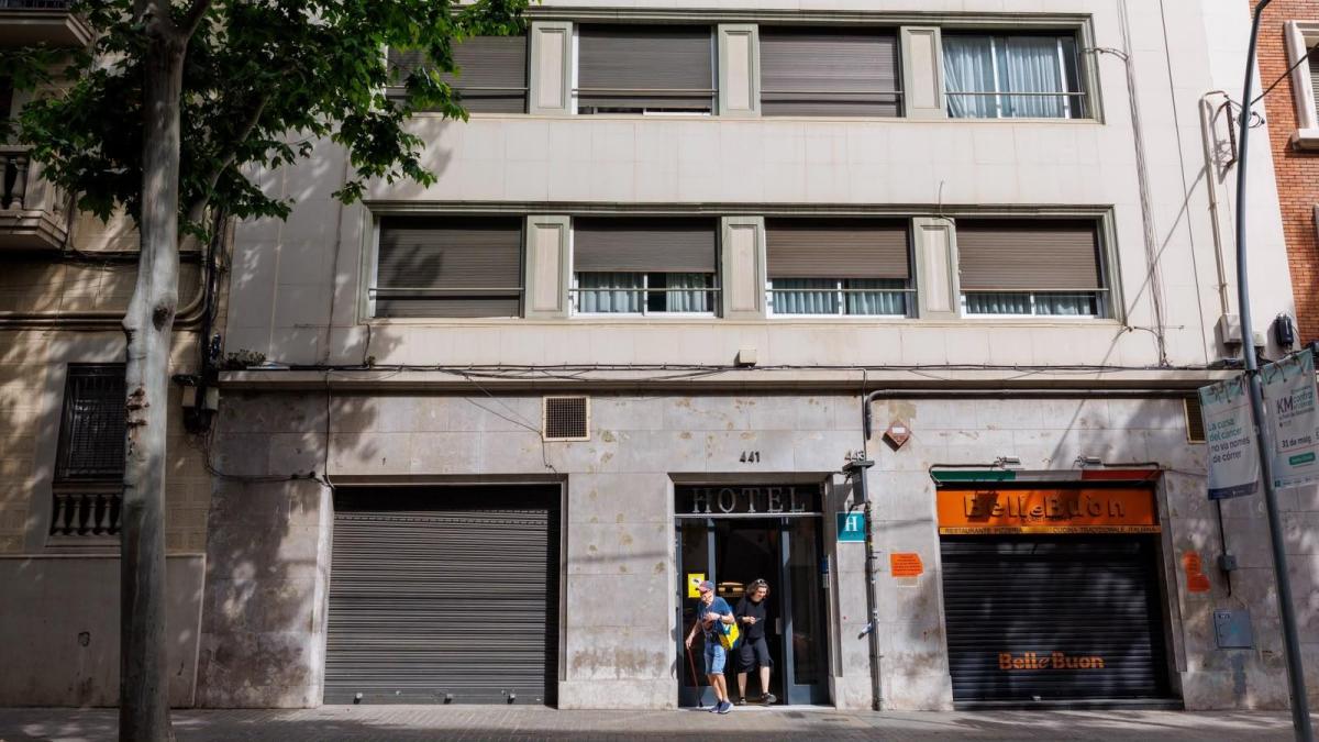 Barcelona encuentra 31 pisos turísticos ilegales en un edificio frente al hospital de Sant Pau