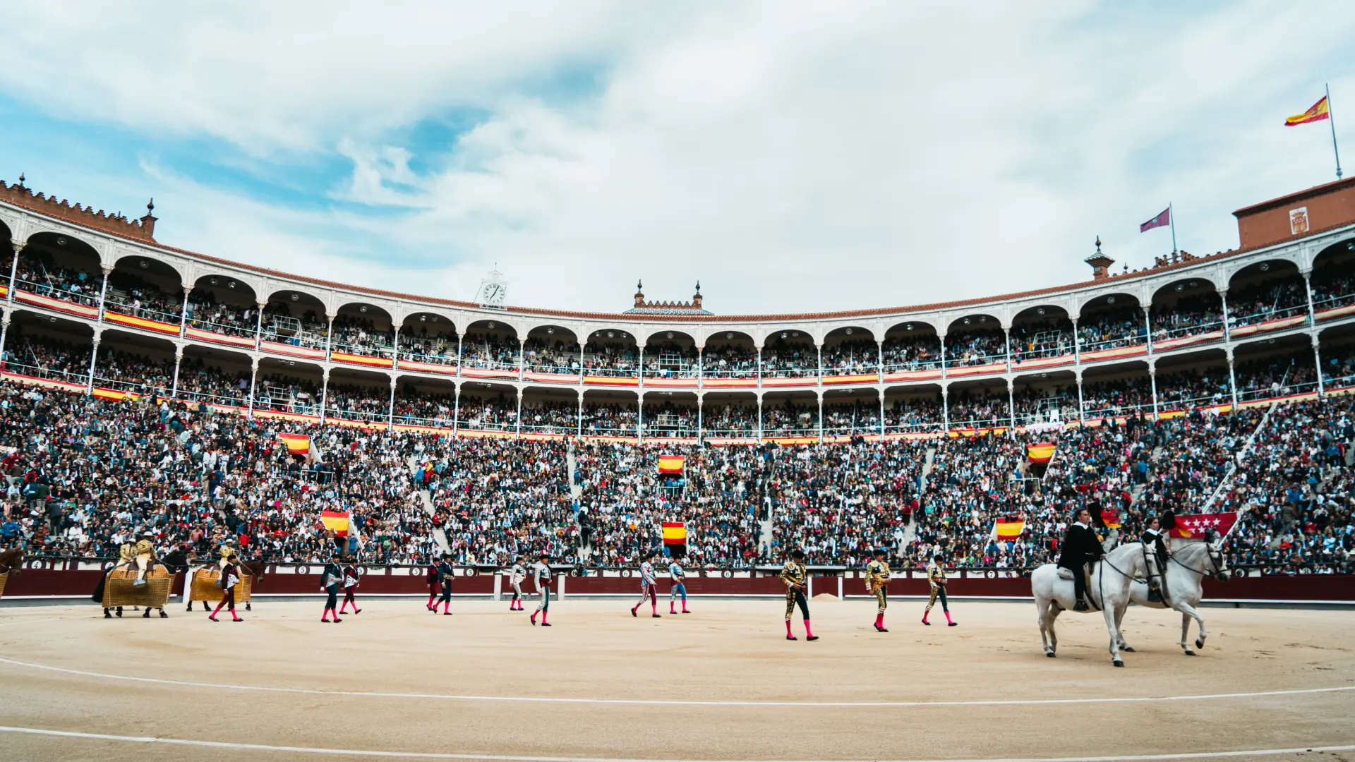 El torero Clemente sufre una luxación de codo tras ser aparatosamente cogido en Las Ventas