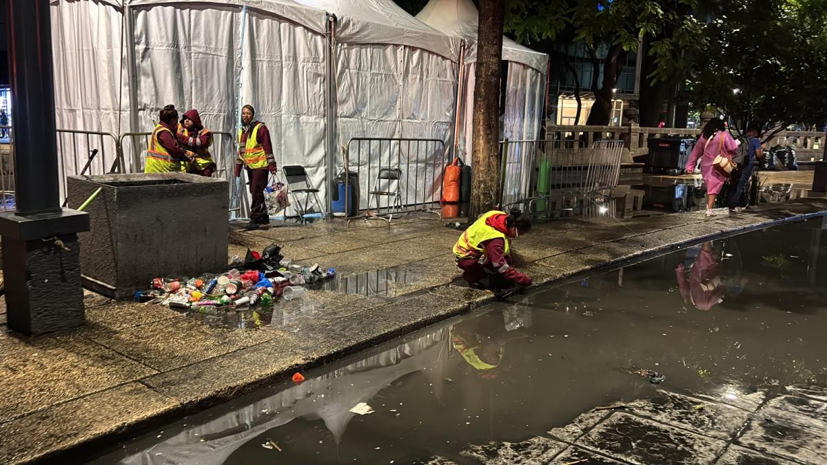 Personal de limpia enfrenta otra oleada de basura en Reforma