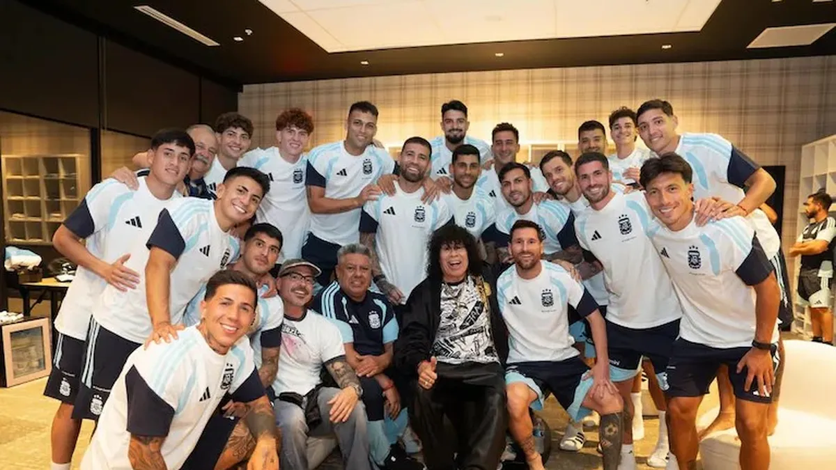 La Mona Jiménez visitó a la Selección y revolucionó la concentración: fotos, abrazos y charla con los futbolistas