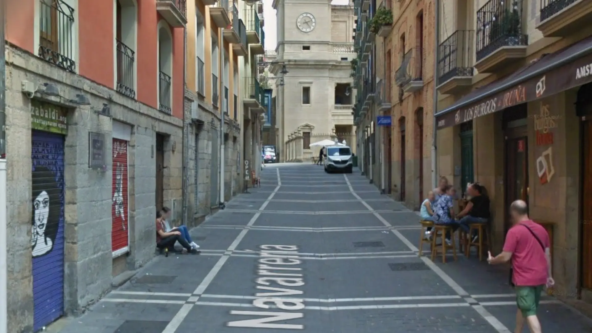 Un camión de basura con una avería pierde el control y atropella a varias personas en Pamplona