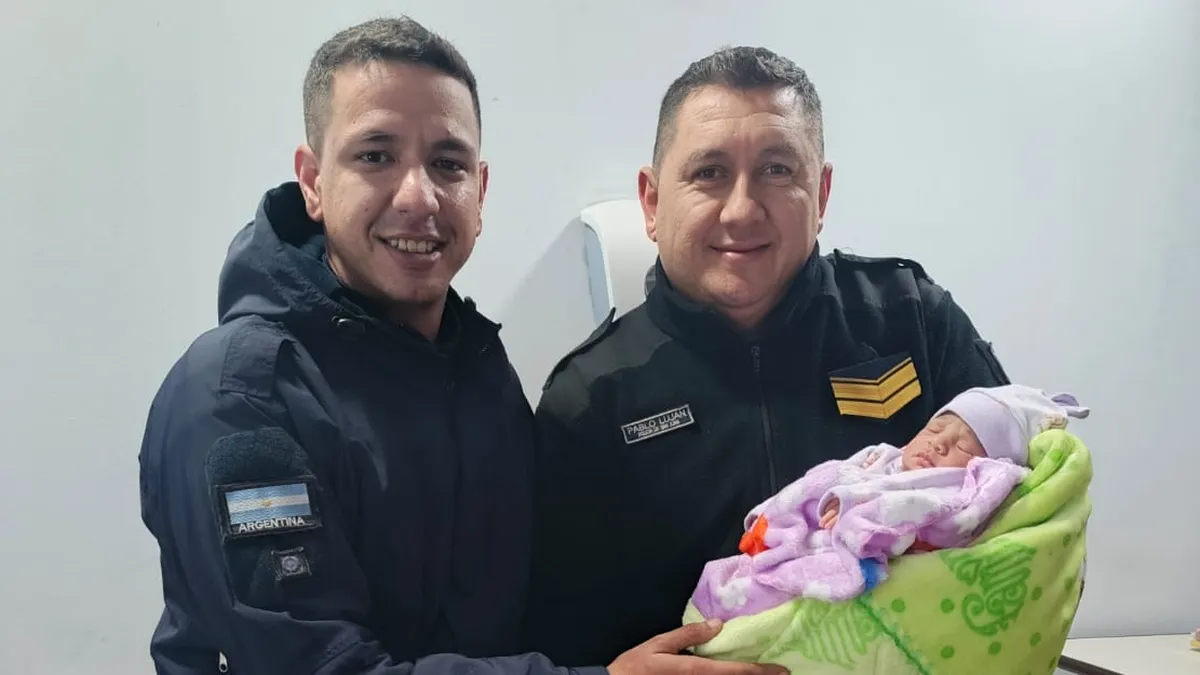 Policías de Chimbas ayudaron a nacer a una bebé en una casa y protagonizaron una conmovedora escena de vida