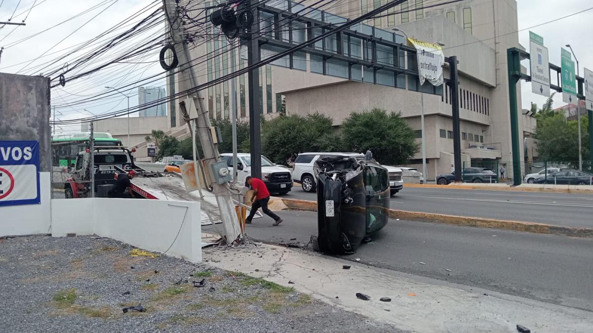 Se confió del piloto automático: Tesla se estrella y vuelca en Nuevo León