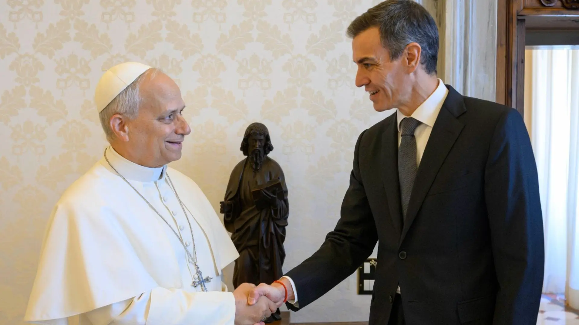 Sánchez pone al Papa en el centro de su agenda en plena tormenta judicial