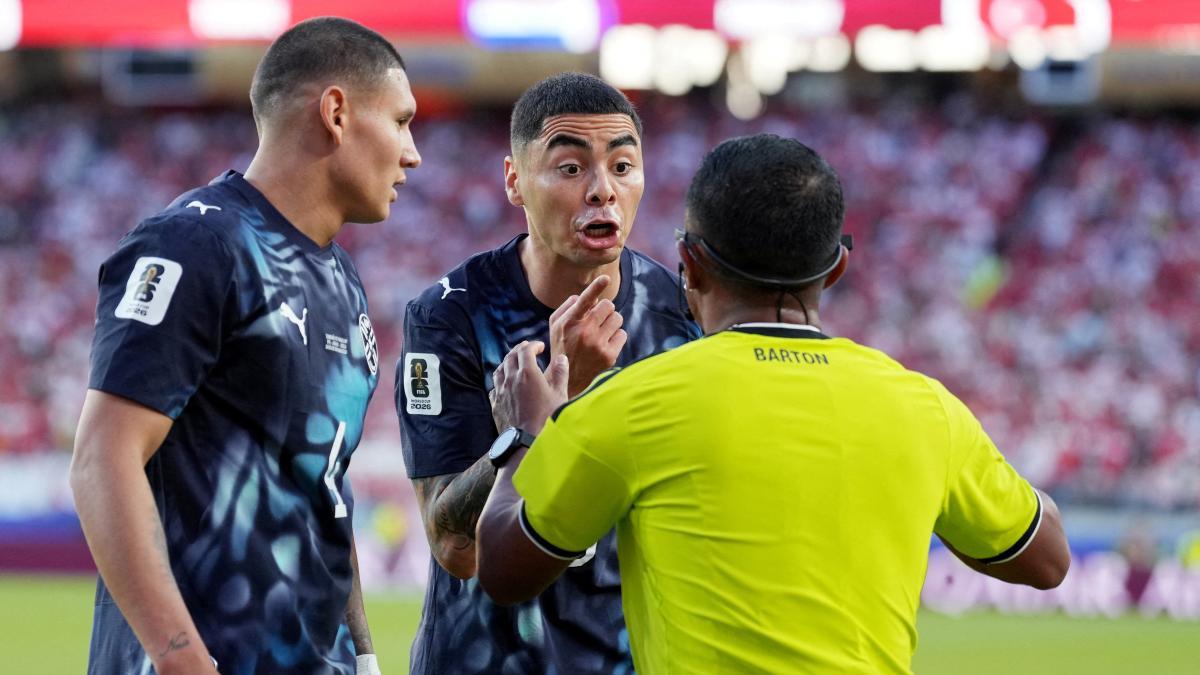 Miguel Almirón protagoniza la primera expulsión por cubrirse la boca en el Turquía