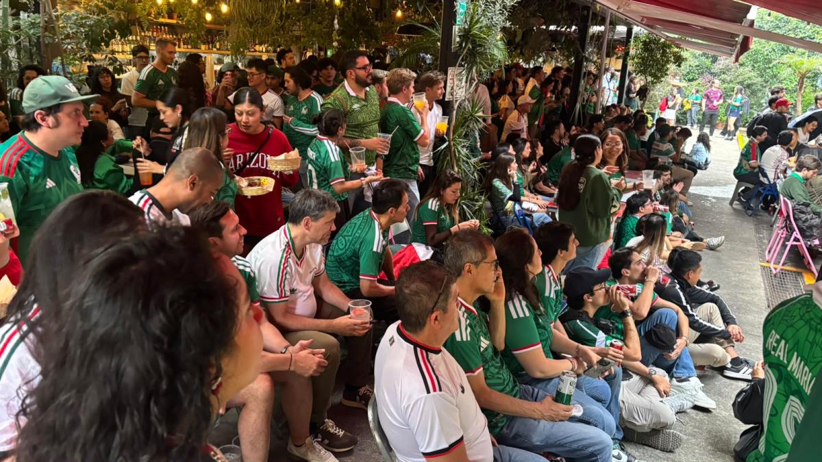Aficionados abarrotan Zona Rosa para disfrutar del México vs Corea del Sur
