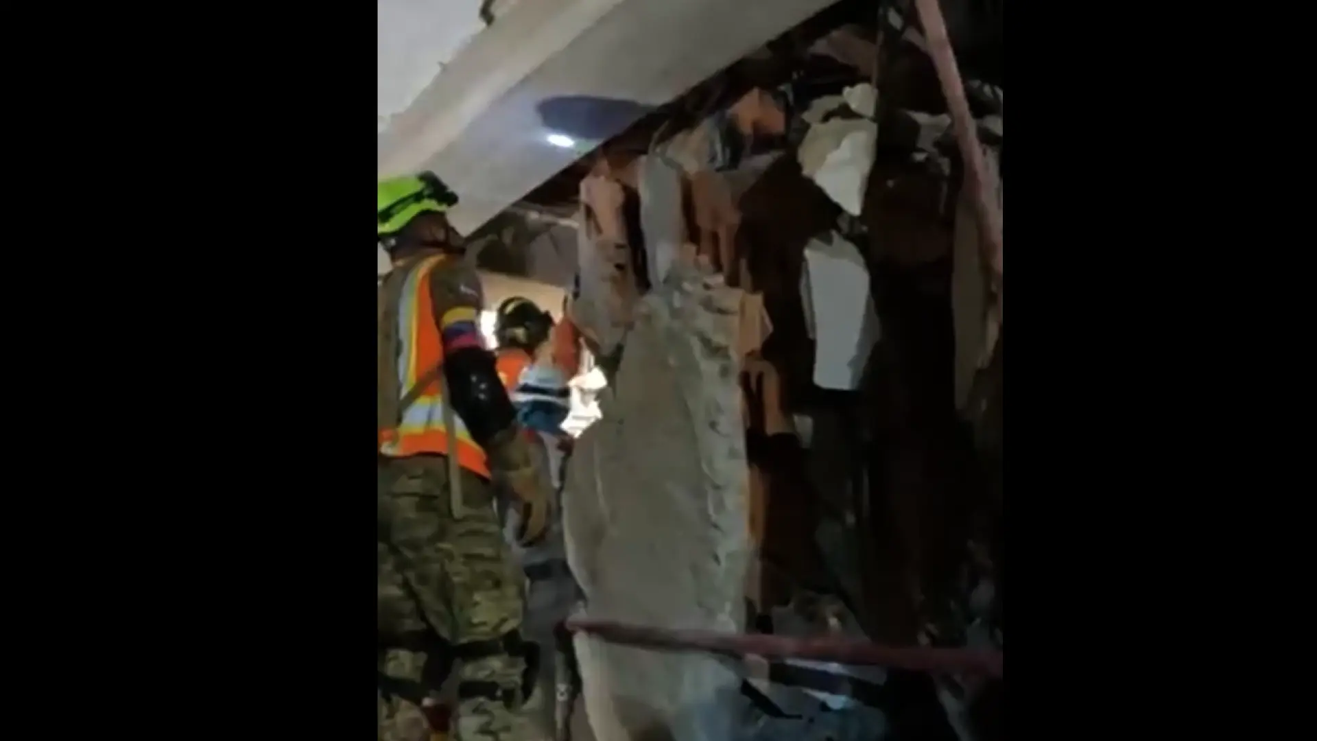 Horas críticas para salvar a Hernán, atrapado entre los escombros en Venezuela, al que dan agua con manguera para que consiga aguantar