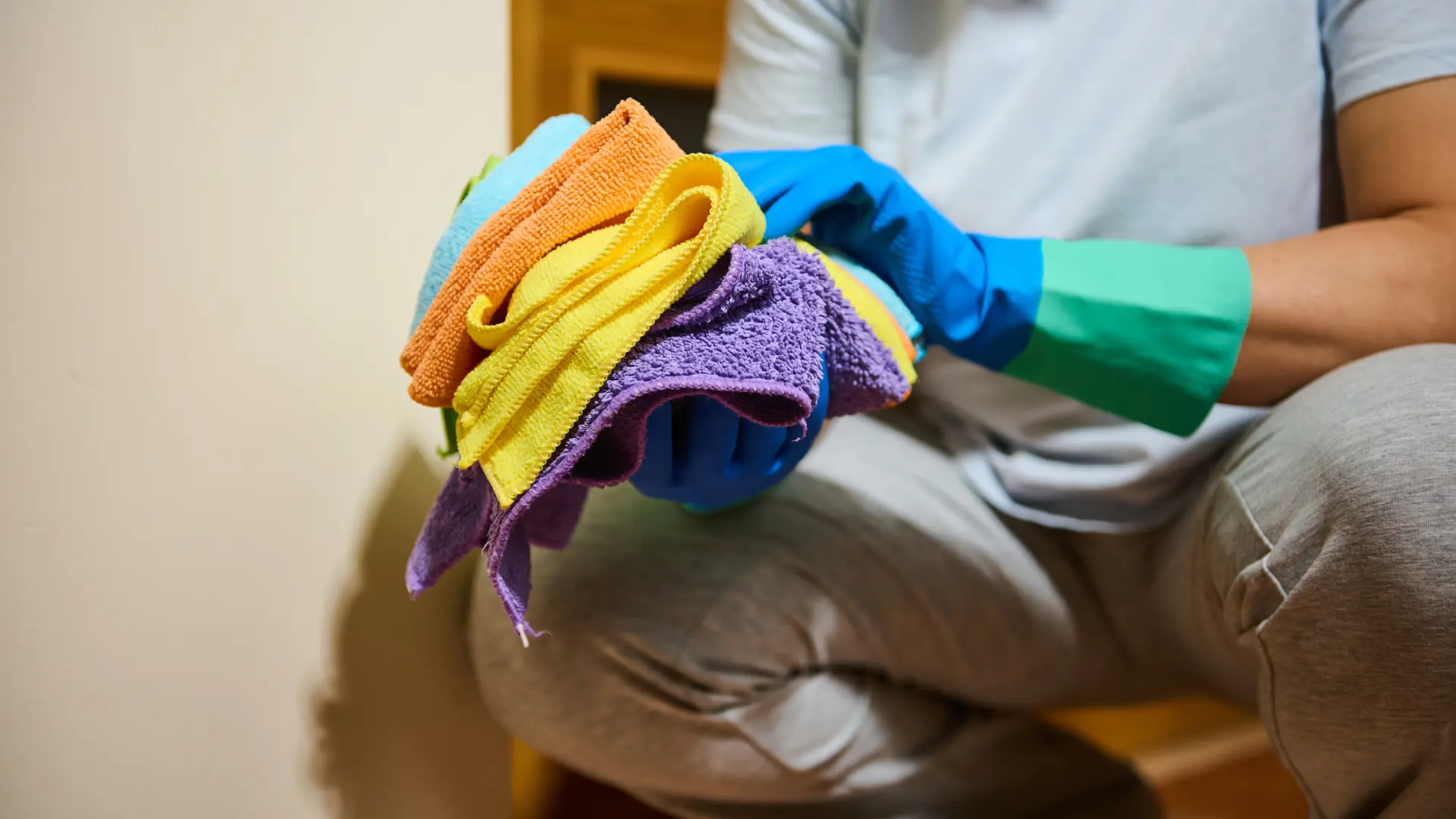 El desconocido código de colores de las bayetas de microfibra: ¿para qué sirve cada una?
