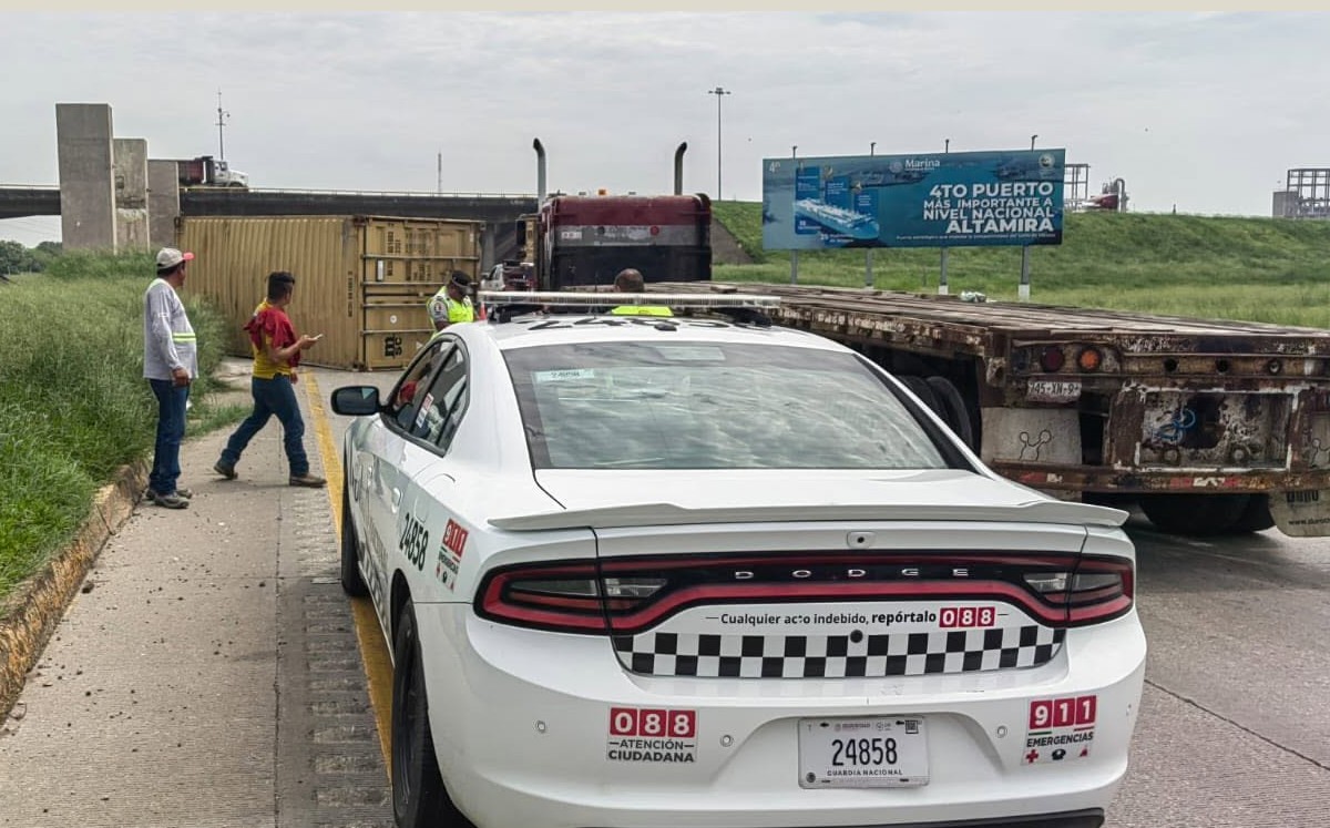Cae contenedor de tráiler en el Corredor Urbano de Altamira