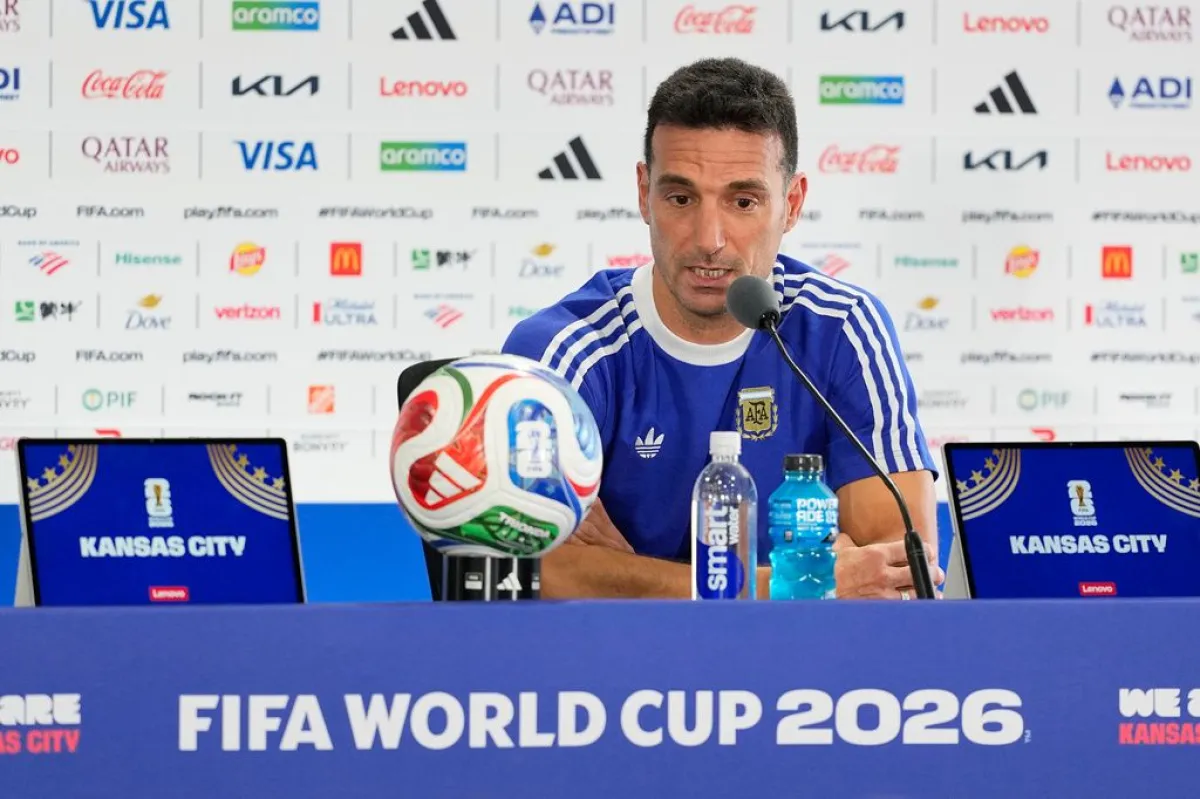 Scaloni no dio el equipo titular de la Selección Argentina, pero confirmó que Dibu Martínez estará disponible