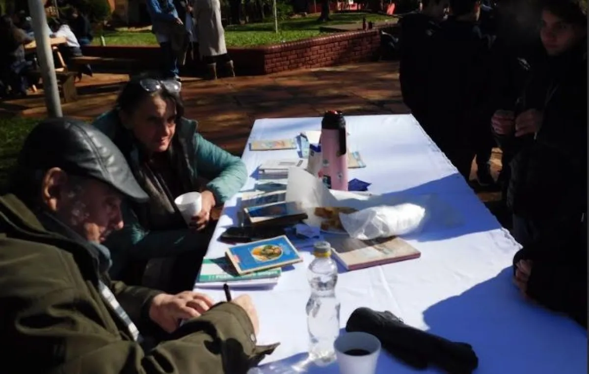 La plaza San Martín se llenó de libros, cuentos y chocolate en Puerto Libertad