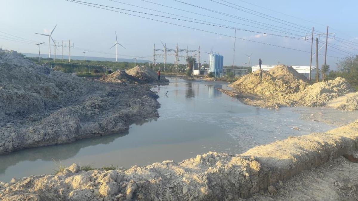 Se revienta tubo de acueducto y potente chorro de agua se lleva a empleado