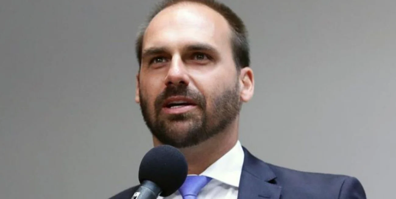 Condenan a Eduardo Bolsonaro a más de cuatro años de prisión por influir en el juicio de su padre