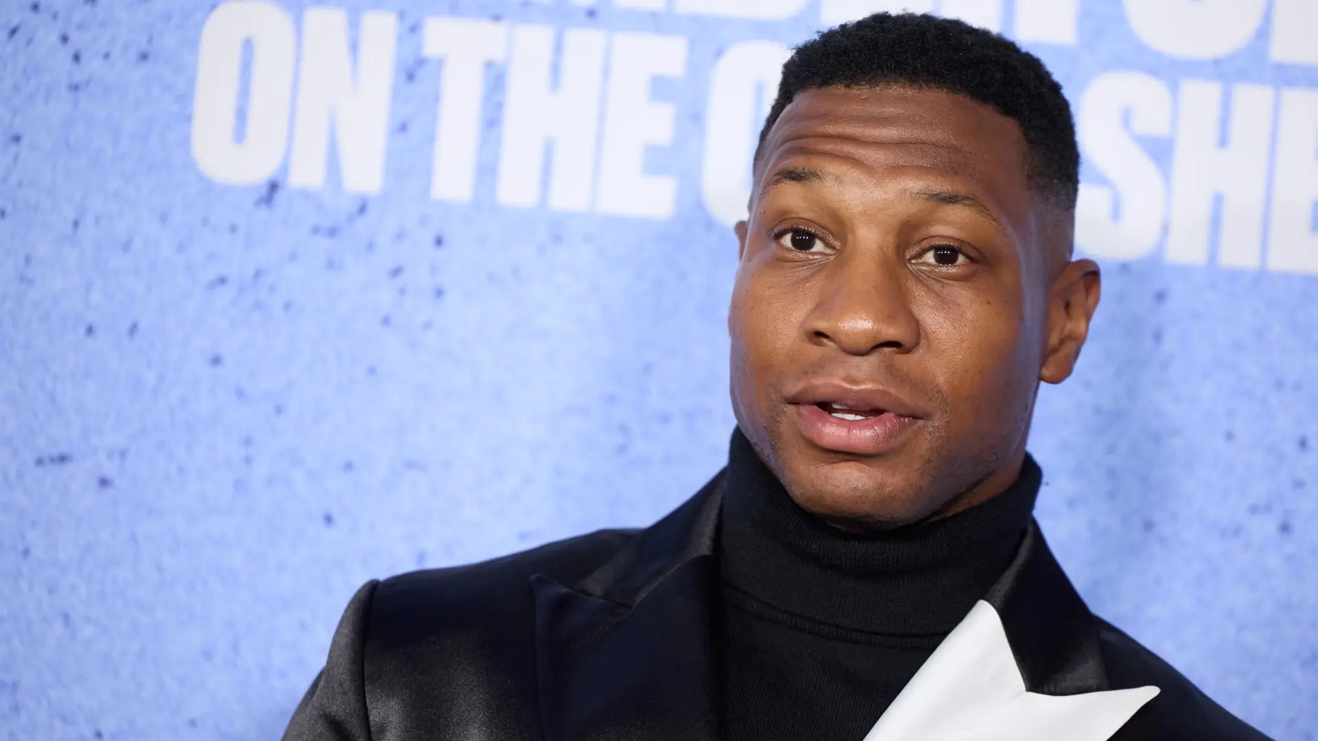 El extravagante regreso de Jonathan Majors: un thriller de acción de terroristas islámicos contra estudiantes pro