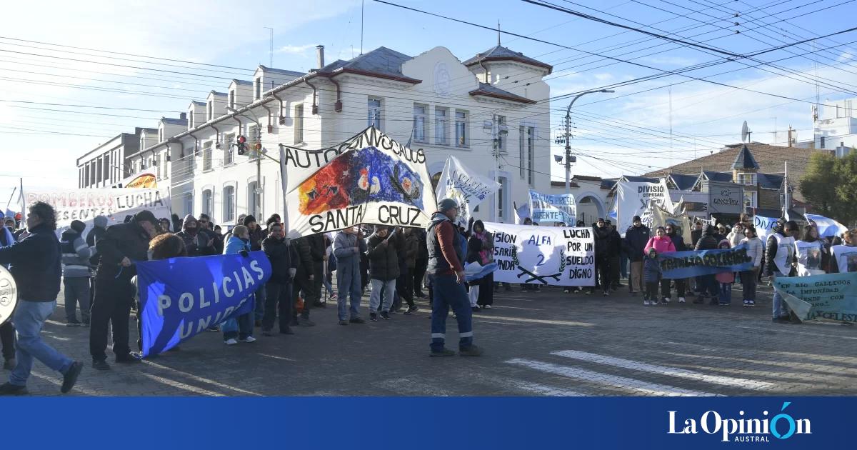 Policías autoconvocados se manifestaron en el izamiento dominical de Río Gallegos: "No estamos reclamando, es para que sepan que estamos presentes"