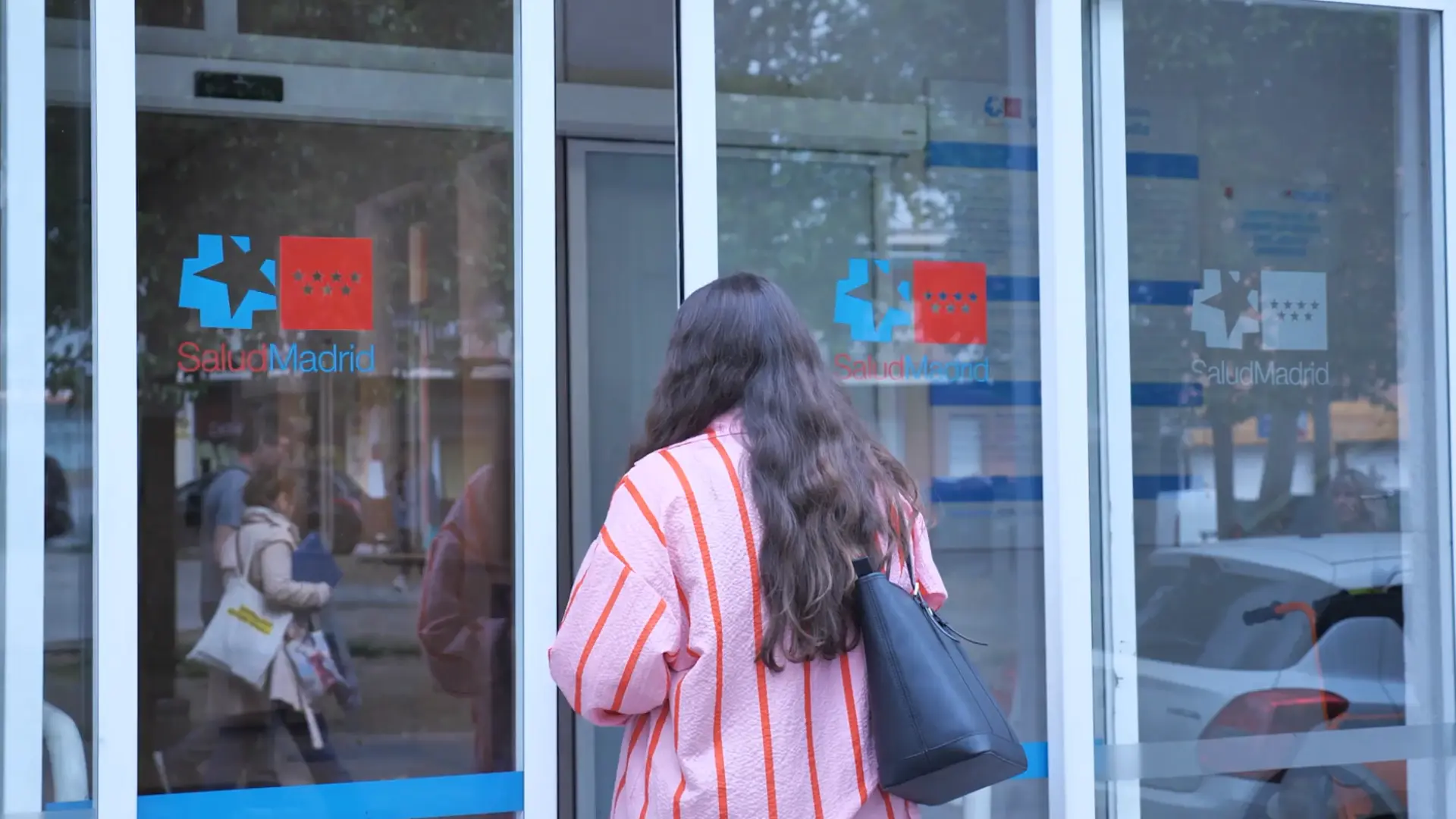 Los inmigrantes recurren más a Urgencias mientras los españoles van a Atención Primaria y consumen más medicamentos