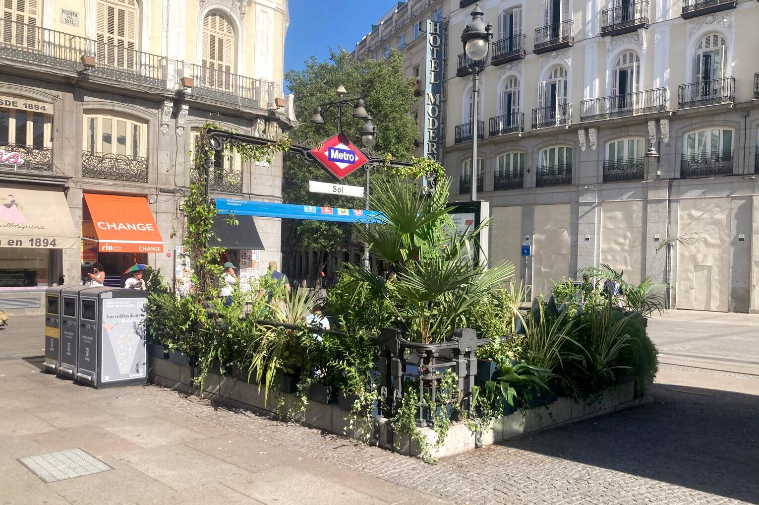 Las plantas llegan por fin a la Puerta del Sol, pero solo en una parada de metro y para promocionar una cerveza