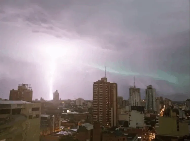 ¡Atención! Los 10 departamentos que están en zona de tormentas esta mañana - Nacionales