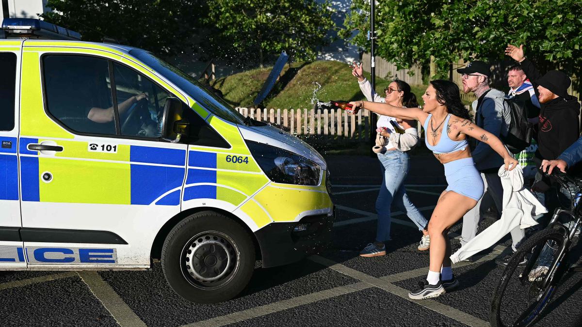 La ultraderecha británica explota un error policial en la muerte de un joven
