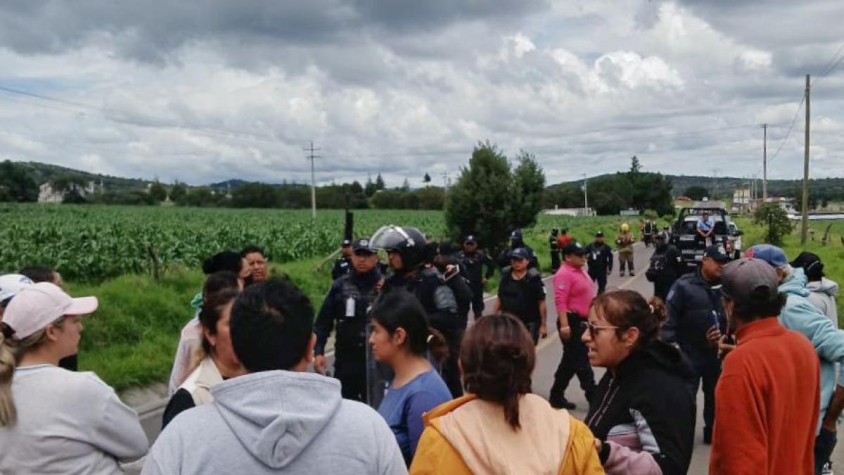Habitantes de Ecatepec riñen con policías; se ponen a instalación de basurero