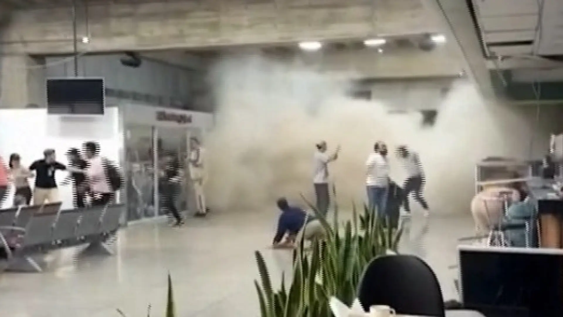 Humo, destrozos y escenas de pánico: así vivieron los pasajeros del aeropuerto de Maiquetía las sacudidas