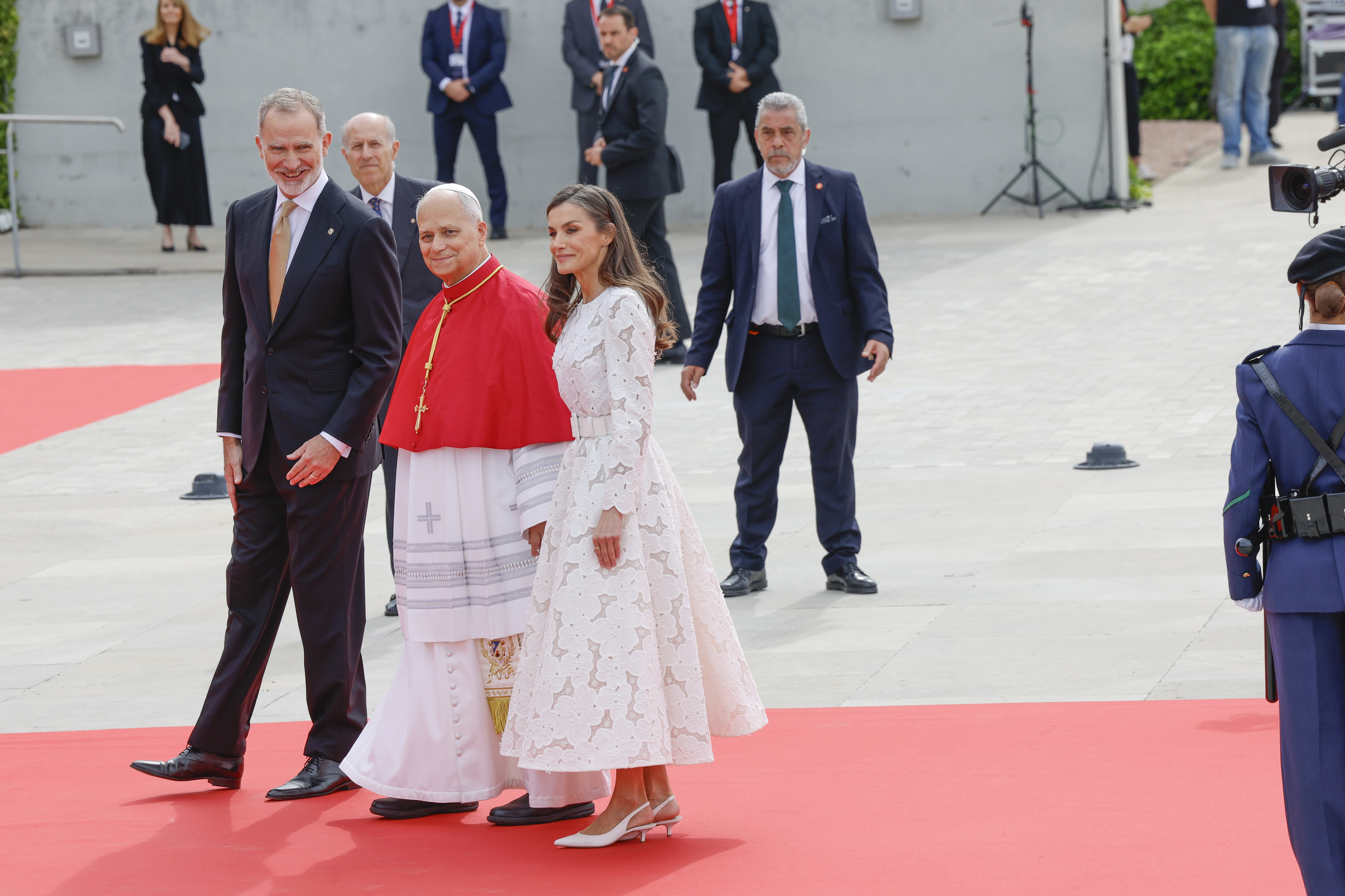 La Reina Letizia lleva el privilegio del blanco más allá del Vaticano y recibe al Papa León XIV en Madrid con un vestido de flores repetido