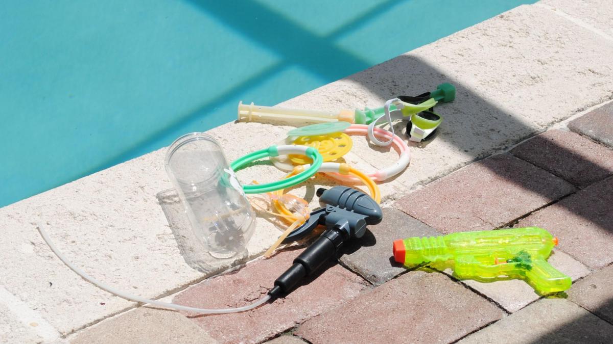 Retiran cientos de miles de juguetes para niños por riesgo de empalamiento