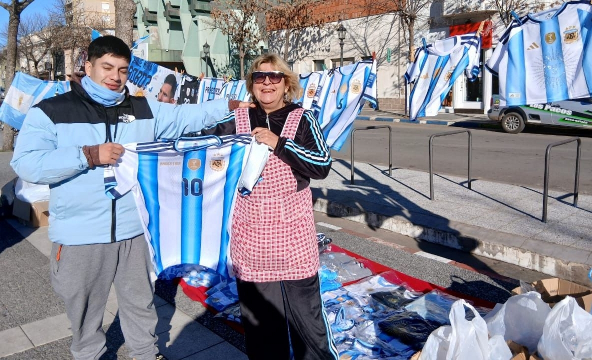 Eva, la vendedora que tiñó la plaza de celeste y blanco