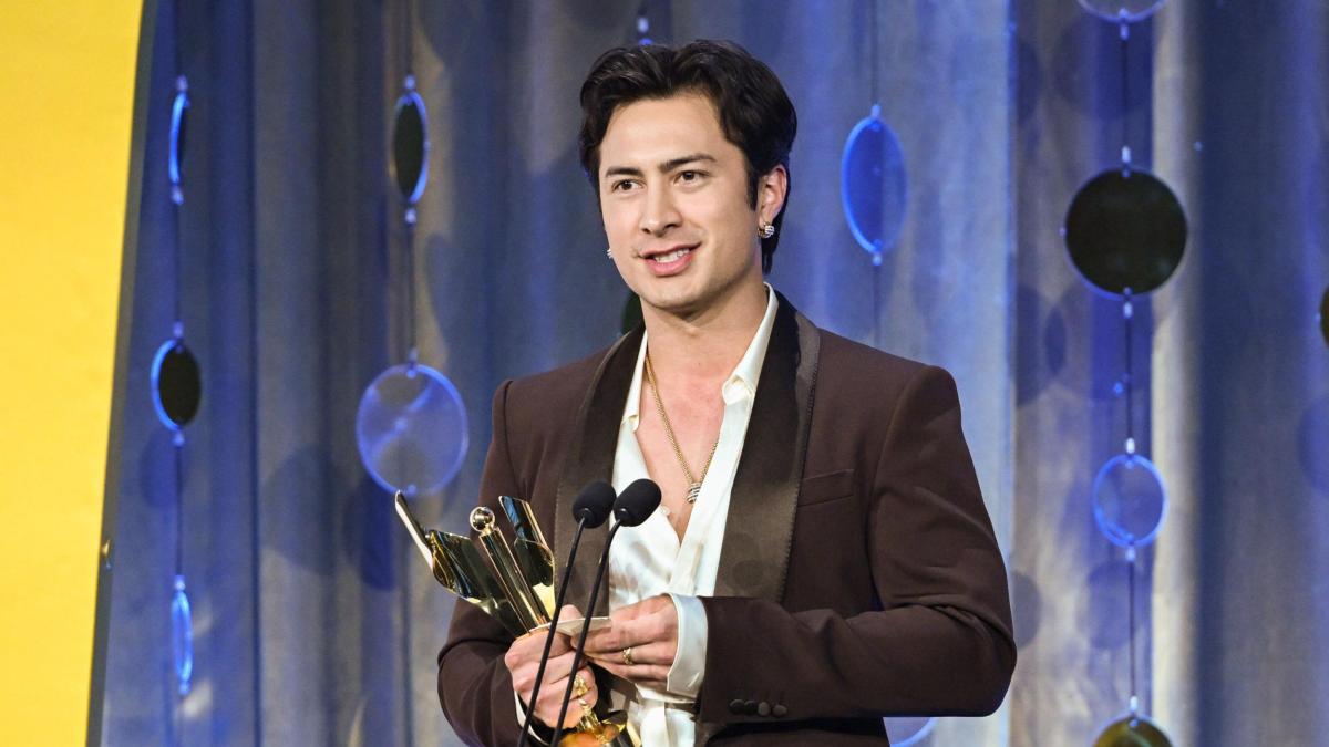Hudson Williams gana mejor actor por Heated Rivalry y dedica emotivo mensaje a Connor Storrie