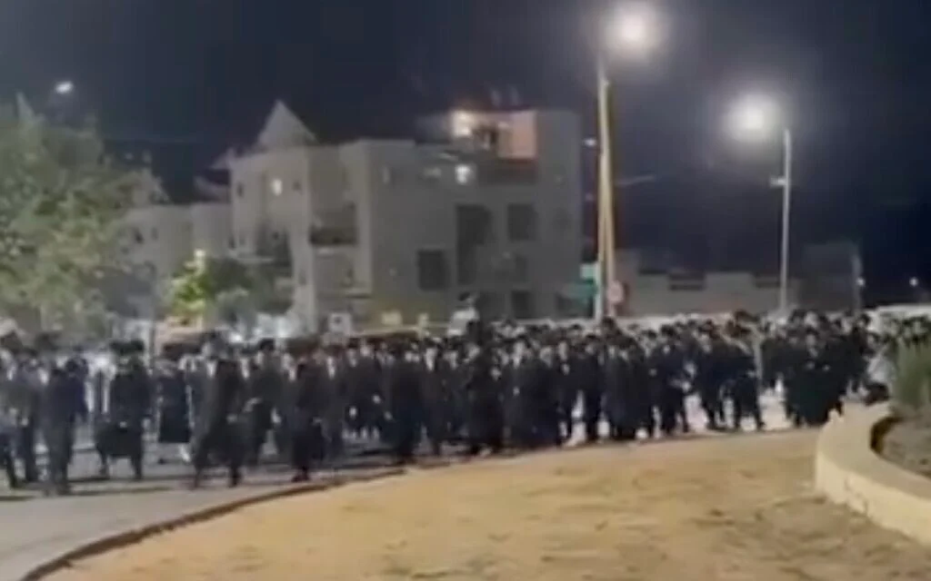 Hundreds of Haredi rioters try to break into Jerusalem police station, attack cops in Beit Shemesh