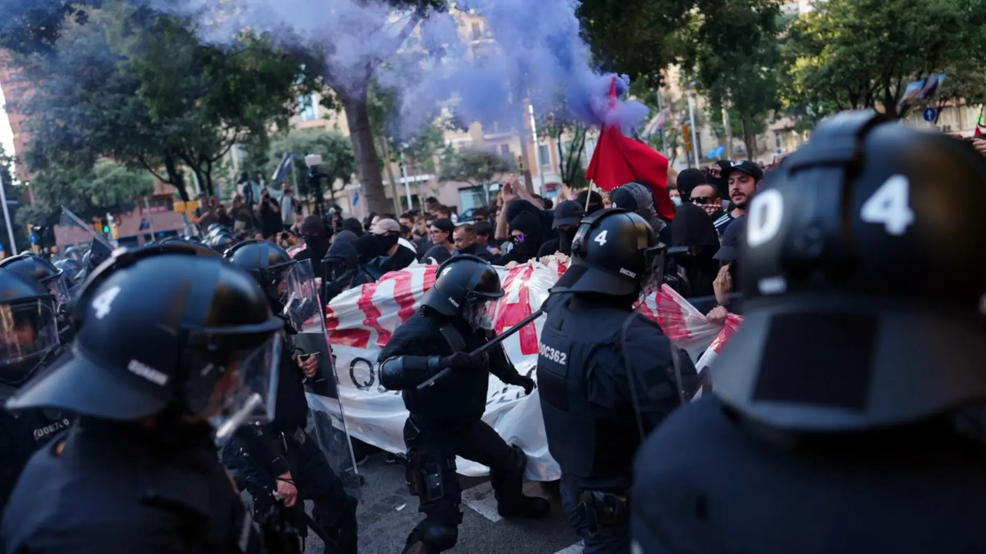 Cuatro mossos heridos en las cargas para impedir choques entre neonazis y antifascistas en Barcelona