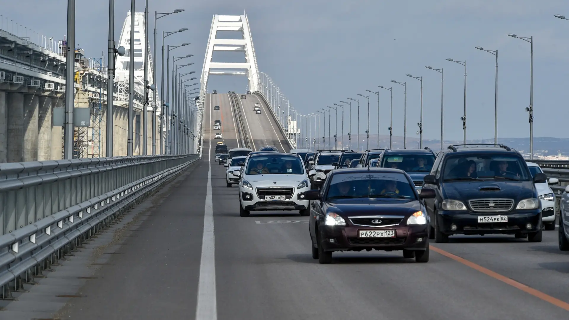 Más de 2.800 automóviles están varados en el puente de Crimea, el mayor atasco de 2026