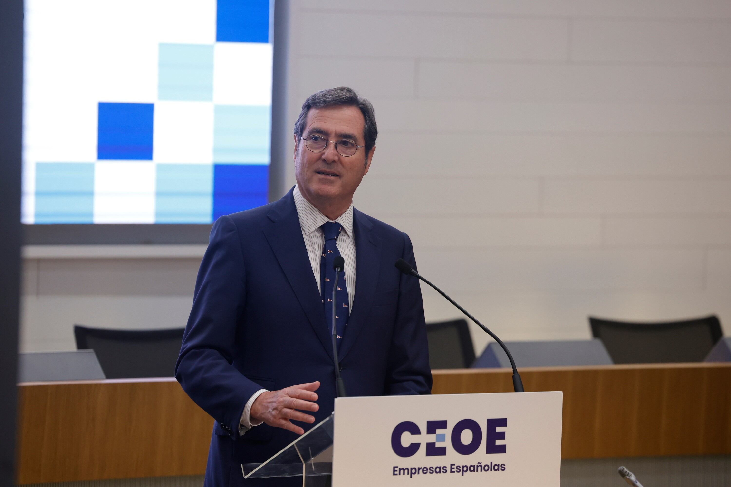 La CEOE sale en tromba contra el absentismo: pide que la Seguridad Social costee las bajas y las sustituciones desde el primer día