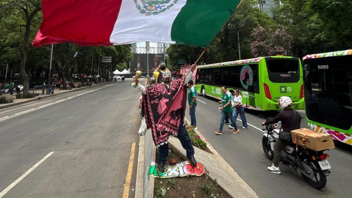 Aficionados nacionales y extranjeros invaden Paseo de la Reforma por fiesta mundialista en CDMX