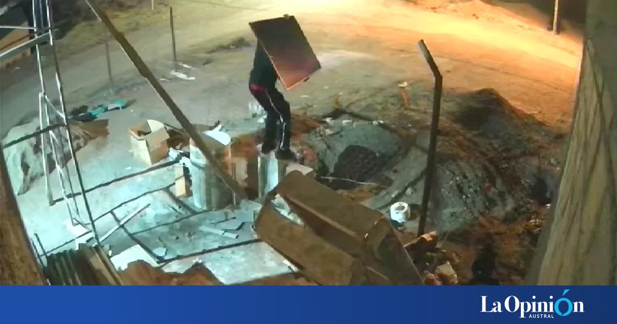 Robo en Caleta Olivia: una cámara filmó a un ladrón llevándose un televisor de grandes dimensiones