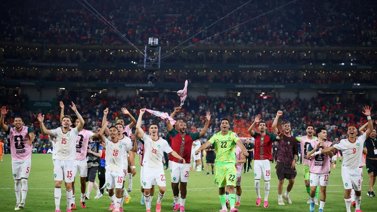 Oussama Idrissi celebra en la tribuna la clasificación de Marruecos a los octavos de final