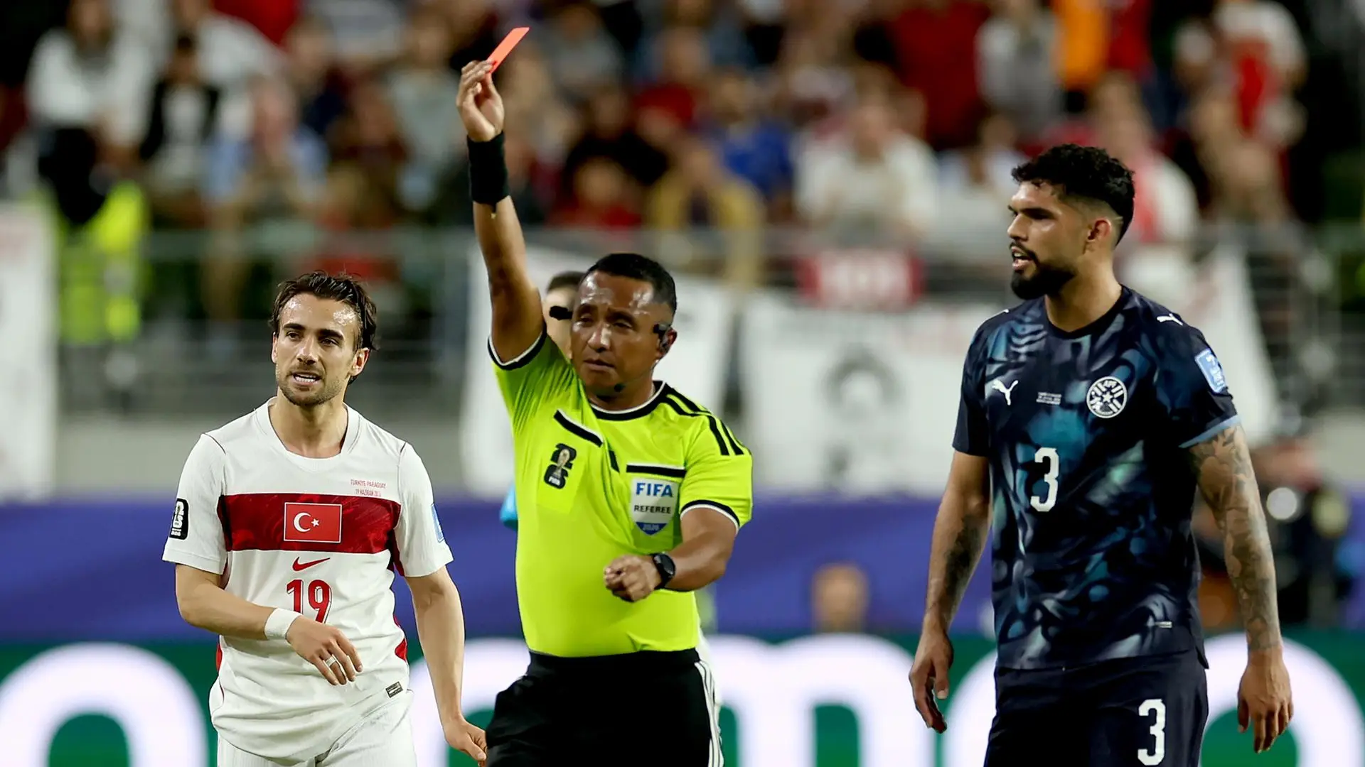 Primer expulsado del Mundial por la 'Ley Vinícius': roja por taparse la boca al hablar con un rival