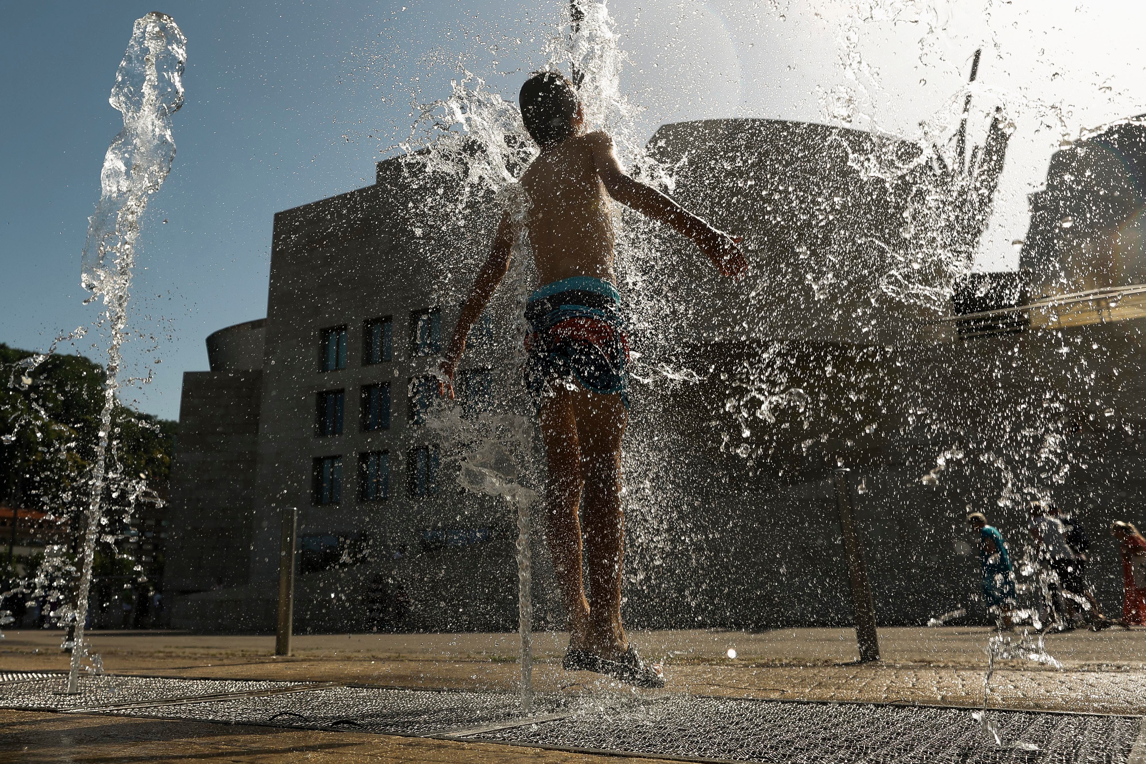 La ola de calor dispara la venta de ventiladores y aumenta las hospitalizaciones por desmayos en el País Vasco