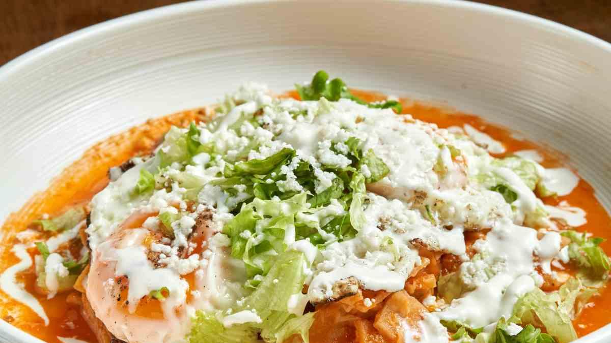 Chilaquiles con salsa de habanero, la versión más picosa del desayuno clásico