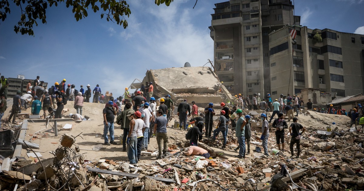 Los venezolanos buscan a sus víctimas de entre los escombros: "Lo que nos faltaba", dicen con resignación en Caracas